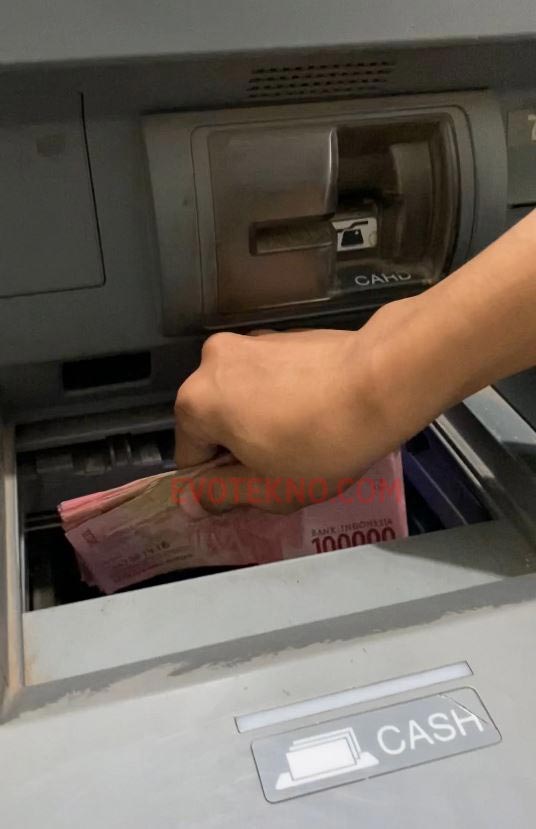 Memasukan Uang Setor Tunai di ATM BCA