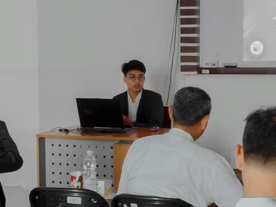 seseorang duduk di depan kelas
